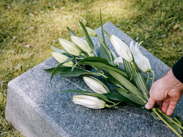 Bilde av Ivan Samkov: https://www.pexels.com/nb-no/bilde/laying-flowers-over-a-gravestone-8964078/